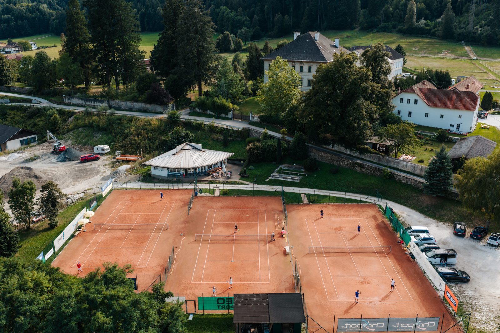 Die Anlage aus der Vogelperspektive mit Blick auf das Schloss Treffen